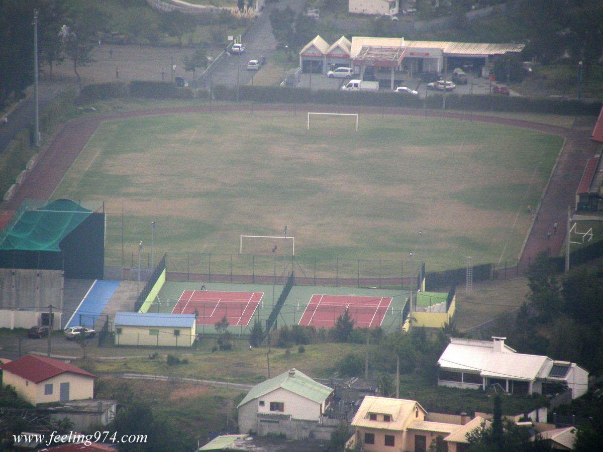 Zoom sur le Terrain de Football de Cilaos - www.feeling974.com