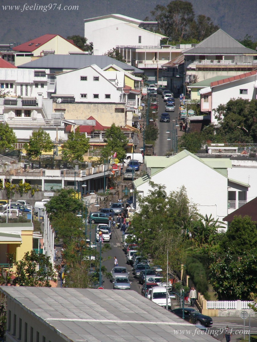 Vue sur le centre-ville de Cilaos - www.feeling974.com